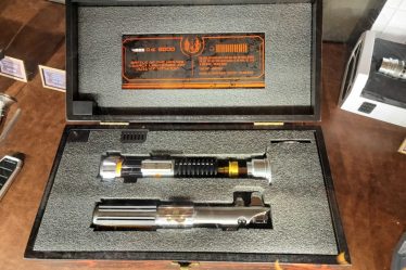 Le jeu de sabres laser d'Anakin Skywalker et d'Obi-Wan Kenobi de la "Bataille des Héros" arrive à Disneyland - WDW News Today - 9