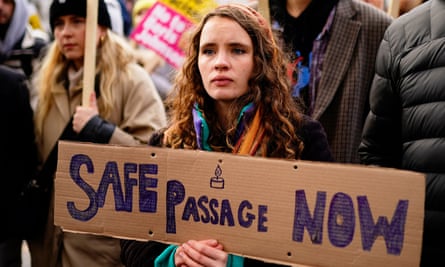 Les gens participent à une manifestation devant Downing Street appelant des itinéraires sûrs et légaux pour que les réfugiés entrent en Grande-Bretagne et demandent l'asile.