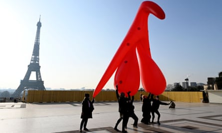 Les mascottes des Jeux Olympiques et Paralympiques de Paris assimilées à des "clitoris en baskets" | Jeux olympiques de Paris 2024 1 Des membres du Gang du Clito portant le clitoris gonflable de 5 mètres de haut pour marquer la Journée internationale de la femme au Human Rights Plaza le 8 mars 2021.