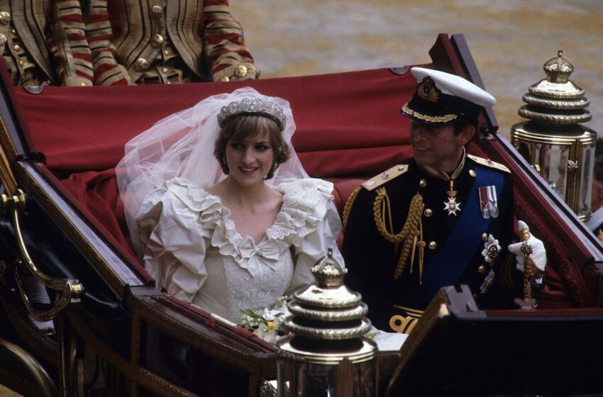 Quel âge avaient le prince Charles et la princesse Diana lorsqu'ils se sont mariés ? 3 LONDRES, ANGLETERRE - 29 JUILLET : le prince Charles, prince de Galles et Diana, princesse de Galles, portant une robe de mariée conçue par David et Elizabeth Emanuel et la famille Spencer Tiara, montent en calèche, de la cathédrale Saint-Paul au palais de Buckingham , suite à leur mariage le 29 juillet 1981 à Londres, en Angleterre. (Photo par Anwar Hussein/Getty Images)