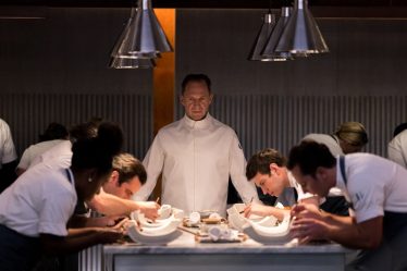REVIEW | Ralph Fiennes est particulièrement en forme dans ce film délicieusement tordu, The Menu | Life. - 10