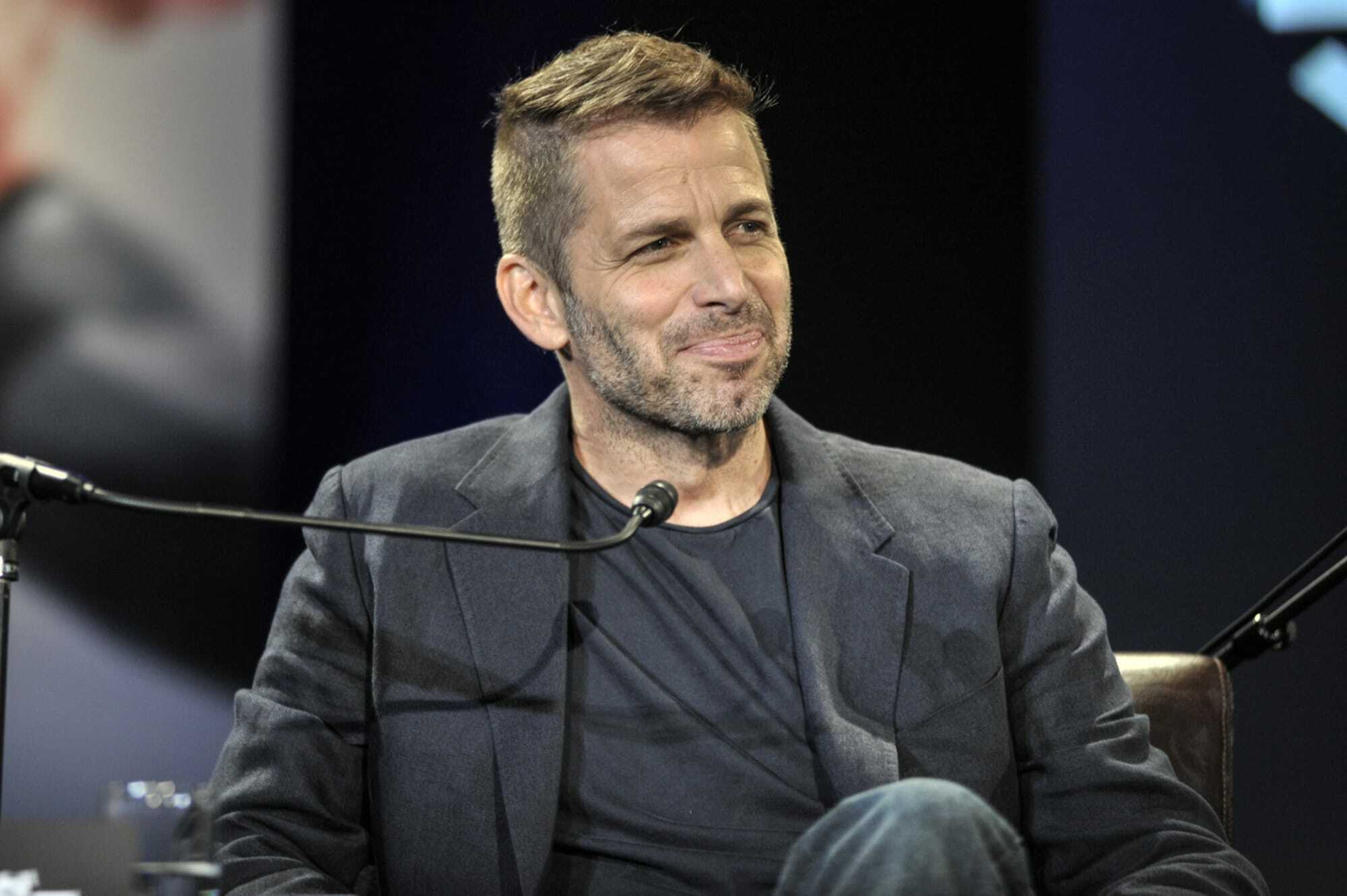 Zack Snyder présente son film de science-fiction Star Wars-esque, Rebel Moon. 2 Zack Snyder présente son film de science-fiction Star Wars-esque, Rebel Moon. - 1