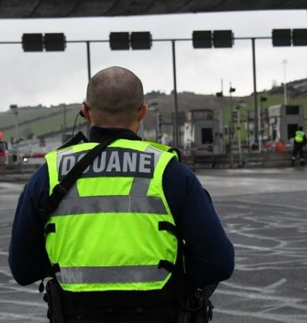 les douaniers ont saisi 145 kg de résine de cannabis à bord d'une voiture. › Actualités Geek 25 les douaniers ont saisi 145 kg de résine de cannabis à bord d'une voiture. › Actualités Geek - 24