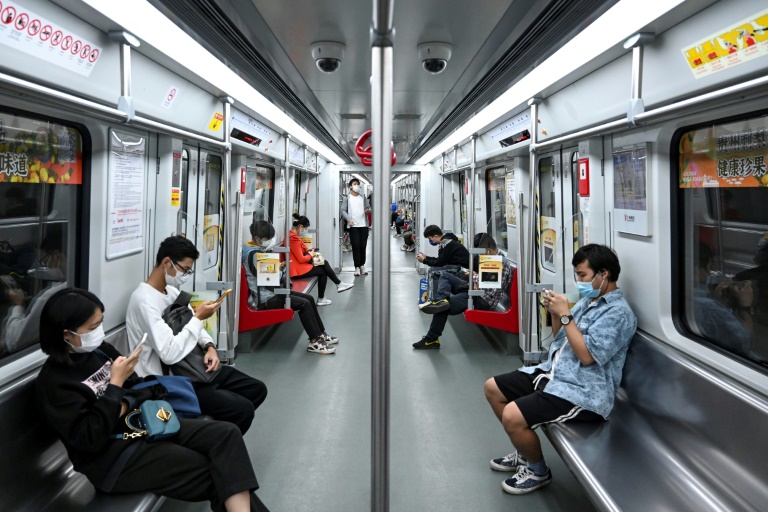 Des usagers du métro du district de Haizhu le 30 novembre 2022 à Guangzhou, dans le sud de la Chine (CNS/AFP - -)
