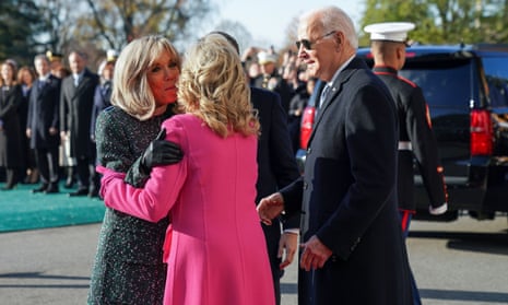Biden accueille le président français Macron à la Maison Blanche – La politique américaine en direct | politique américaine 2 Jill Biden accueille la première dame de France Brigitte Macron à la Maison Blanche jeudi sous le regard de Joe Biden.
