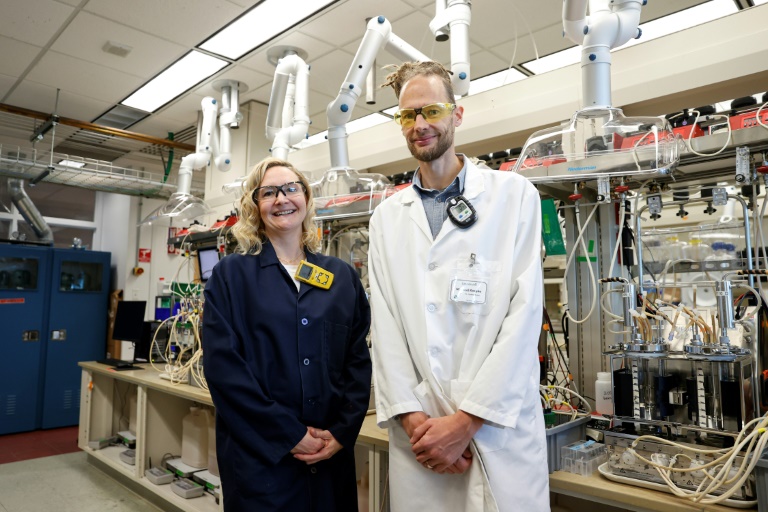 Zara Summers, vice-présidente des sciences, et Michael Koepke, vice-président et vice-président de la biologie synthétique chez LanzaTech, à Skokie, le 28 novembre 2022 (AFP - KAMIL KRZACZYNSKI)