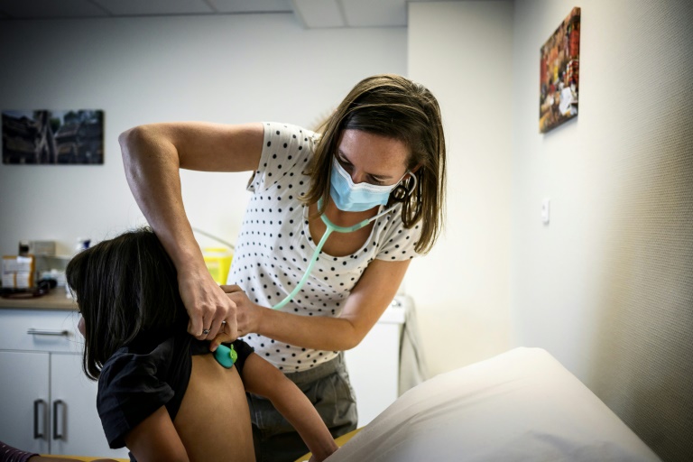 Un médecin examine un enfant lors d'une consultation au Centre médical Pongibault, le 24 novembre 2022, Puy-de-Dôme (AFP - JEFF PACHOUD)