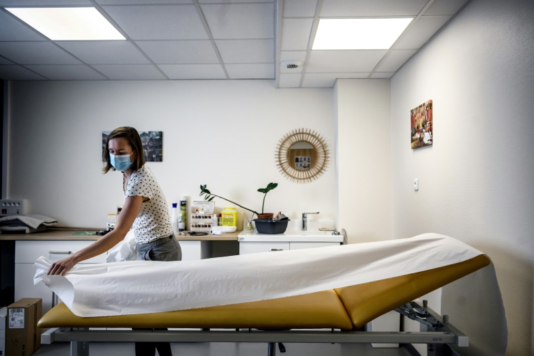 Un médecin prépare une table d'examen avant une consultation médicale au Centre médical de Pongibault, le 24 novembre 2022, Puy-de-Dôme (AFP - JEFF PACHOUD)