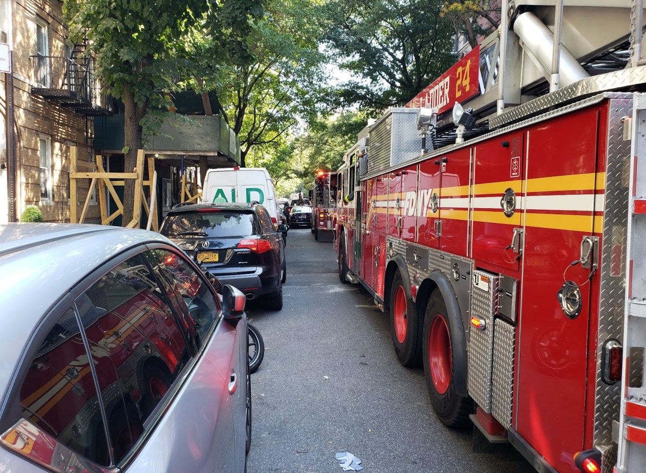 Les opposants à la rue ouverte de la 22e rue ouest intensifient leur réaction alors que la ville prévoit une réduction de la circulation à plus long terme. 4 Des camions de pompiers bloqués dans la circulation sur la W. 22nd Street avant qu'elle ne devienne une rue ouverte. Photo : Melodie Bryant.