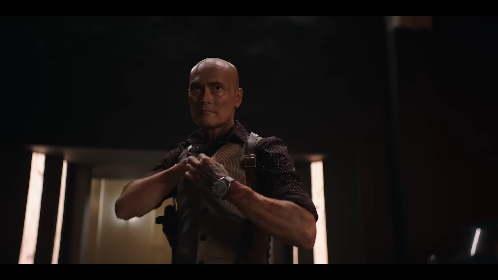 Tatsumi (Mark Dacascos) se prépare pour un combat dans Knights of the Zodiac (2023), Toei Animation via YouTube 