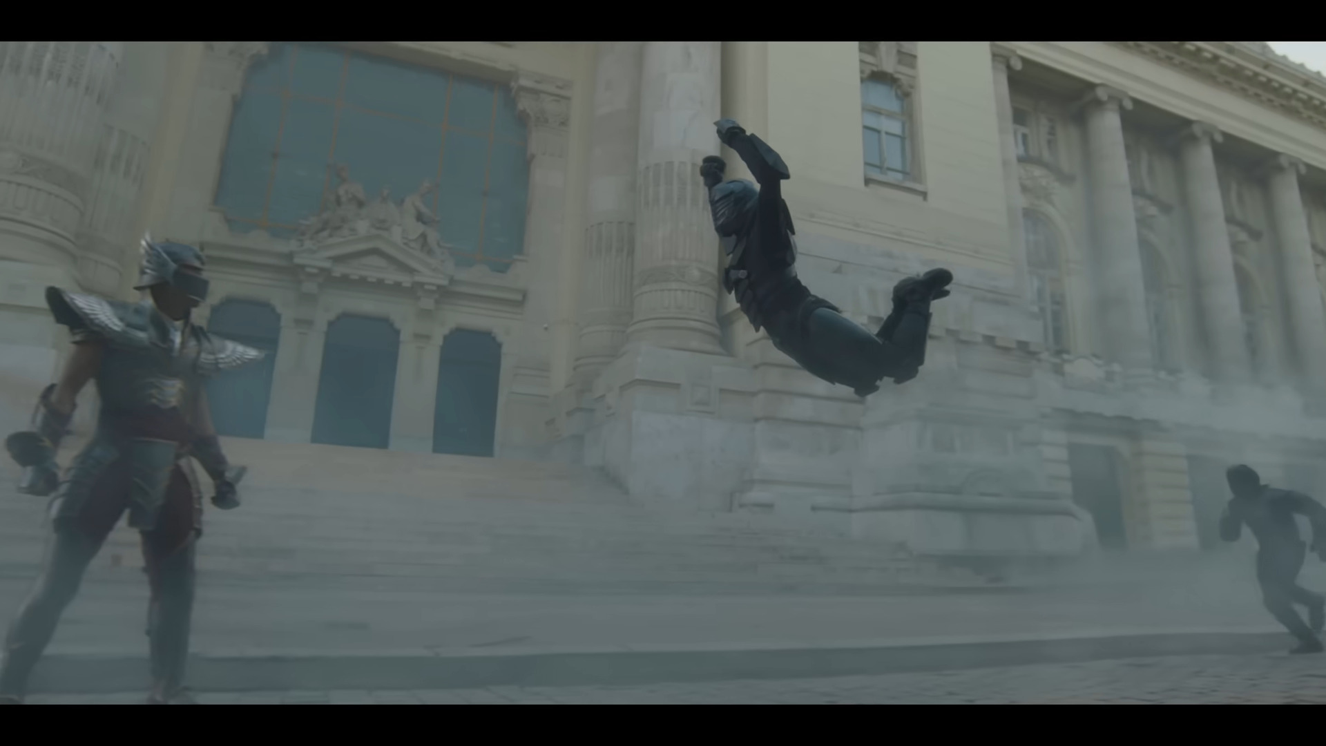 L'un des chevaliers noirs de Phoenix Nero (Diego Tinoco) bondit pour attaquer Seiya (Mackenyu) dans Knights of the Zodiac (2023), Toei Animation via YouTube