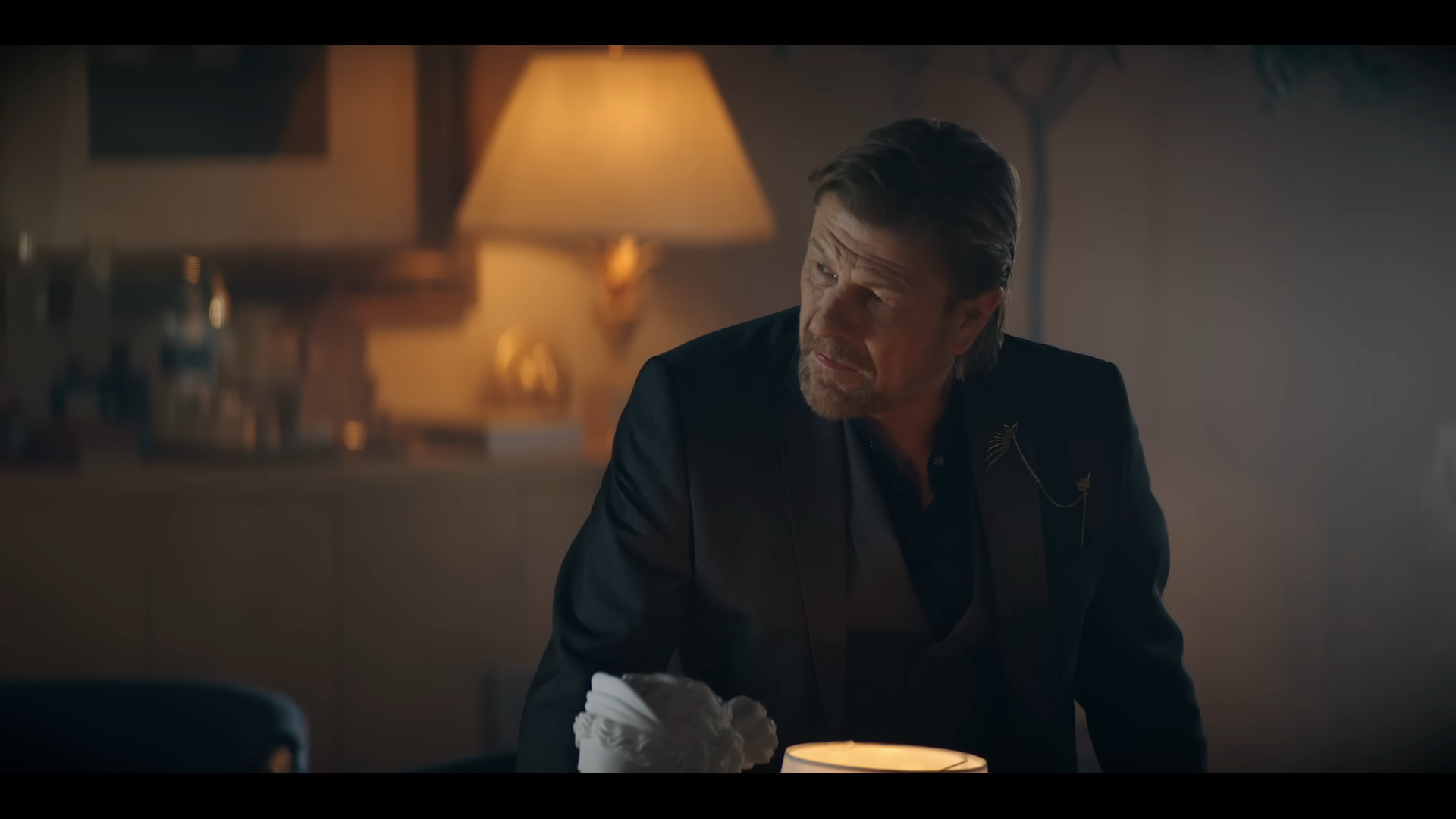 Alman Kido (Sean Bean) tente d'informer Seiya (Mackenyu) de la menace imminente d'Athena (Madison Iseman) dans Knights of the Zodiac (2023), Toei Animation via YouTube