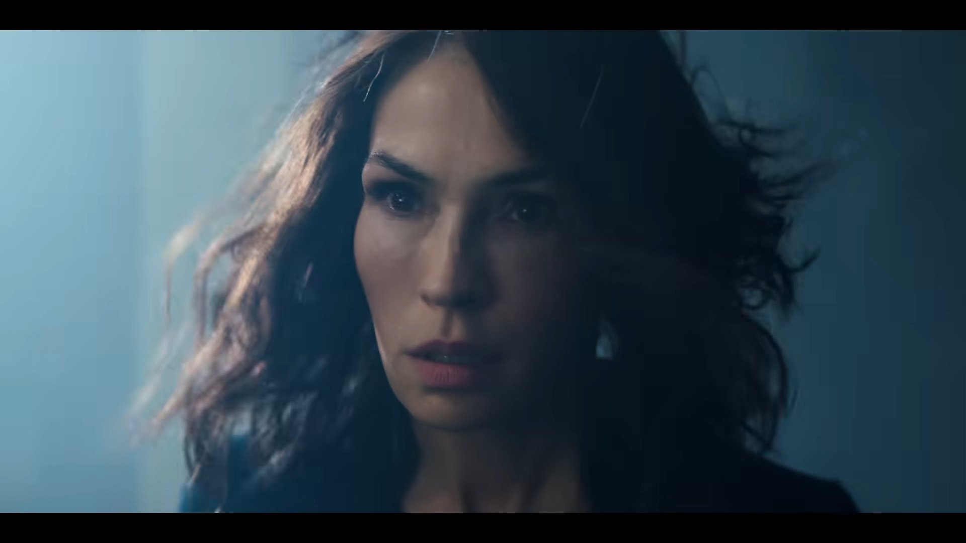 Guraad (Famke Janssen) se dresse avec défi dans Les Chevaliers du Zodiaque (2023), Toei Animation via YouTube