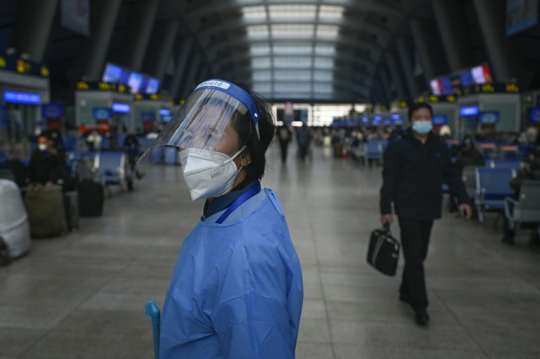 Une femme de ménage travaille à la gare de Pékin Sud à Pékin, le 8 décembre 2022 (AFP - WANG Zhao)