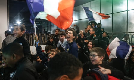 "Notre idole" : les buts de Kylian Mbappé en Coupe du monde font le bonheur des banlieues | France 3 Les enfants de Bondy encouragent la France contre la Pologne.