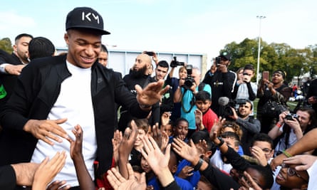 "Notre idole" : les buts de Kylian Mbappé en Coupe du monde font le bonheur des banlieues | France 2 Mbappé salue les fans lors d'une visite à Bondy en octobre 2018