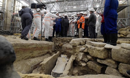 La ministre française de la Culture, Roselyne Bachelot, visite le site de recherche de la cathédrale.