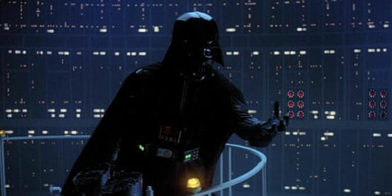 Le sabre laser à garde croisée revient dans 'Star Wars' dans un épisode qui vous "frappera au cœur". 5 David Prowse dans le rôle de Dark Vador dans 'Star Wars : Episode V - L'Empire contre-attaque (1980)