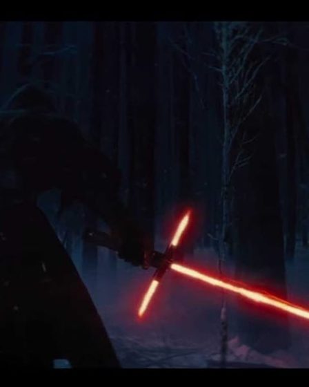 Le sabre laser à garde croisée revient dans 'Star Wars' dans un épisode qui vous "frappera au cœur". 12 Le sabre laser à garde croisée revient dans 'Star Wars' dans un épisode qui vous "frappera au cœur". - 11