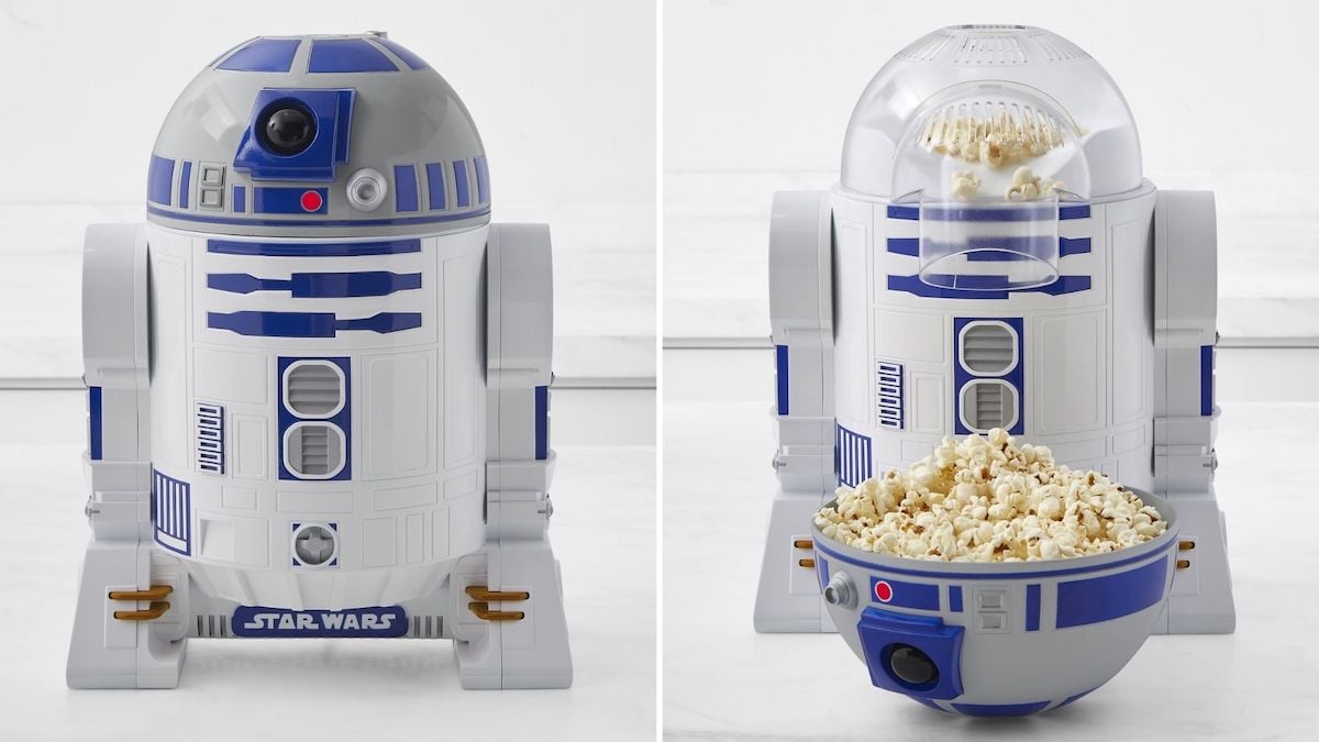 Les meilleurs cadeaux pour les fans de "Star Wars" en 2022 | The Mary Sue 11 Une machine à popcorn conçue pour ressembler à R2-D2 à côté d'une image de la machine à popcorn après avoir fait un bol de popcorn et le dôme du droïde étant utilisé comme bol pour le popcorn.