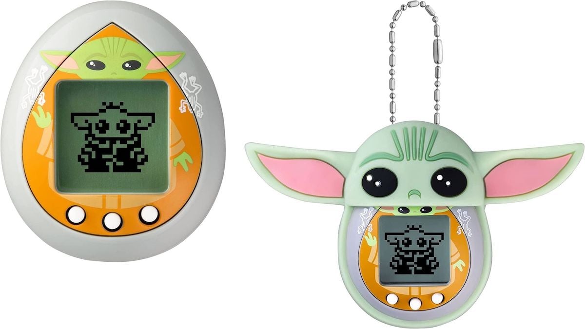 Les meilleurs cadeaux pour les fans de "Star Wars" en 2022 | The Mary Sue 12 Un appareil de jeu Tamagotchi à côté d'une image du même appareil de jeu Tamagotchi dans un étui en silicone conçu pour ressembler à Grogu qui est suspendu à une chaîne de perles argentées.