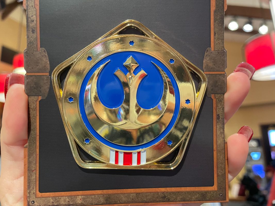 Le nouvel insigne de maréchal de la République de 'Star Wars' est maintenant disponible à Walt Disney World 3 badge de maréchal de la république star wars 1395