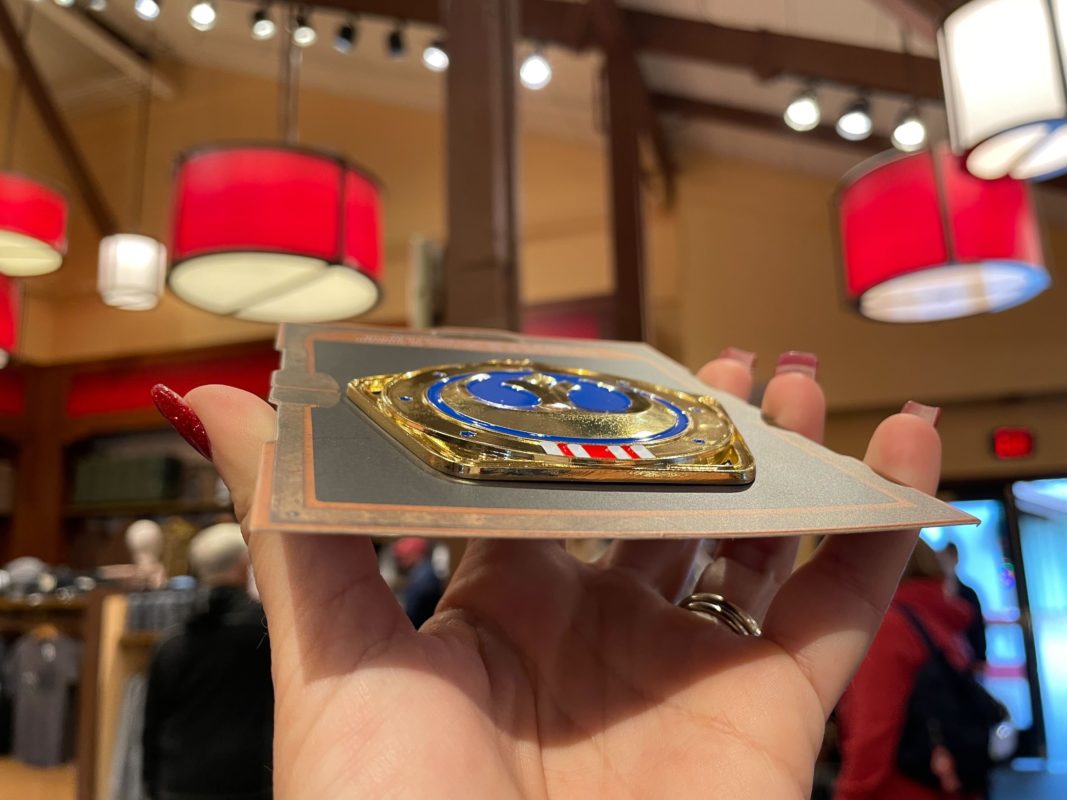 Le nouvel insigne de maréchal de la République de 'Star Wars' est maintenant disponible à Walt Disney World 4 badge de maréchal de la république star wars 1396