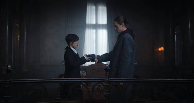 Mercredi sème le doute Mercredi et Xavier se retrouveront dans la saison 2 4 La fin de la saison 1 de mercredi taquine mercredi et la romance de Xavier dans la saison 2