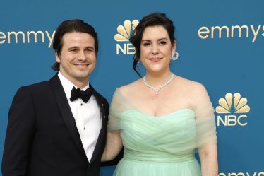Le mari réel de la star des Yellowjackets Melanie Lynskey rejoint la saison 2 - 5