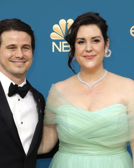 Le mari réel de la star des Yellowjackets Melanie Lynskey rejoint la saison 2 83 Le mari réel de la star des Yellowjackets Melanie Lynskey rejoint la saison 2 - 82