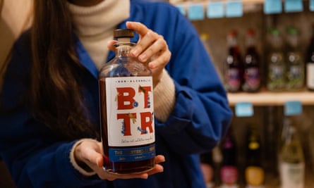 "Une tendance se dessine" : la France en tête du boom des boissons sans alcool | France 2 Dégustation de boissons dans une cave à vin sans alcool, Le Paon qui Boit, à Paris, France