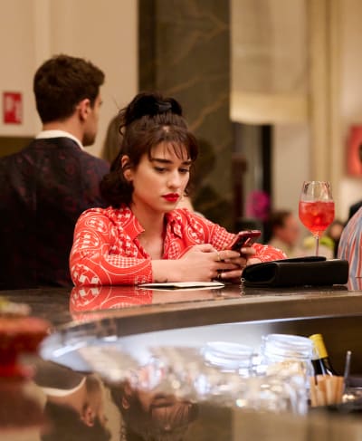 Les personnages secondaires de 2022 qui méritent leur propre émission 5 Lucia au bar - Le Lotus blanc Saison 2 Episode 7