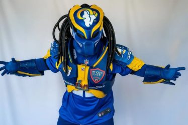 Alexander : Le candidat au titre de Fan de l'année des Rams applaudit dans un but précis. - 5