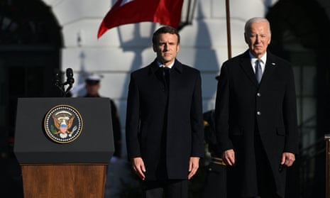 Biden accueille le président français Macron à la Maison Blanche – La politique américaine en direct | politique américaine 1 Joe Biden et Emmanuel Macron représentent les hymnes nationaux de leurs pays respectifs à la Maison Blanche jeudi.