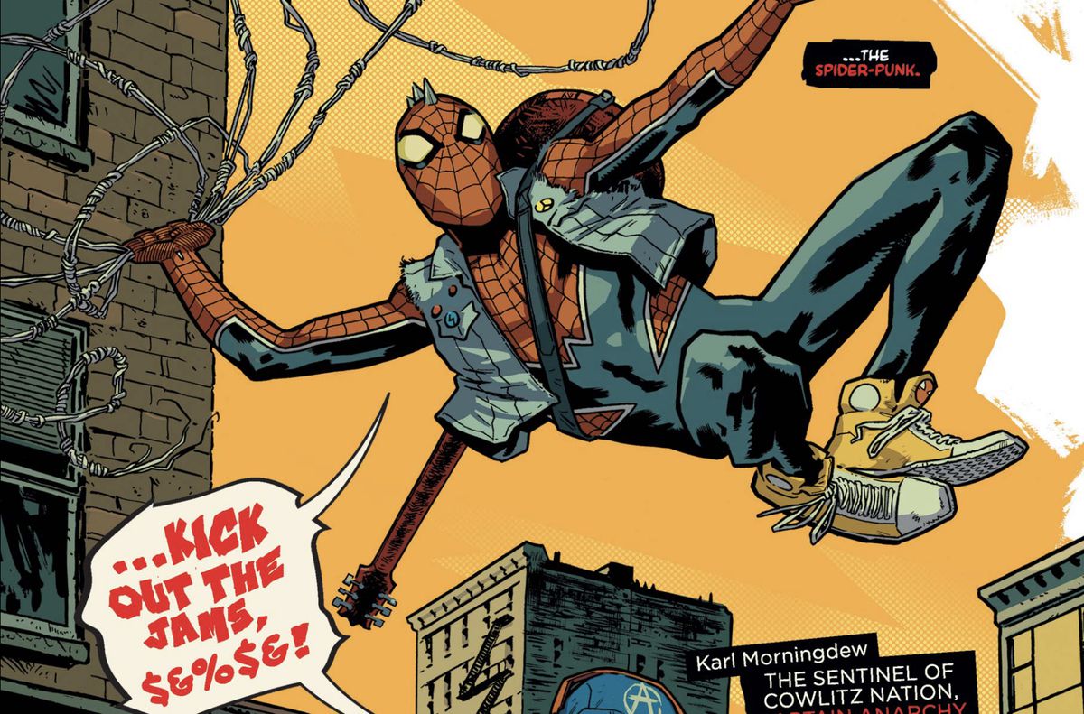 Spider-Punk se balance dans la ville, son costume de Spider-Man accessoirisé de baskets jaunes, d'une veste en jean sans manches, de pointes de mohawk et d'une guitare électrique sur le dos, dans Spider-Punk #1 (2022). 