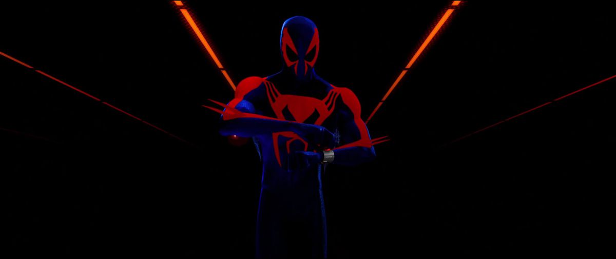 Spider-Man 2099/Miguel O'Hara, avec son costume futuriste, ajuste sa montre de voyageur d'univers dans Spider-Man : Into the Spider-Verse. 