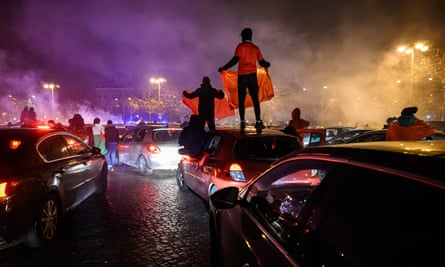 « Concentrez-vous sur la joie » : le match Maroc-France est symbolique pour la diaspora marocaine | France 1 Des foules de supporters marocains se sont rassemblées dans le centre de Paris pour célébrer la victoire contre le Portugal.