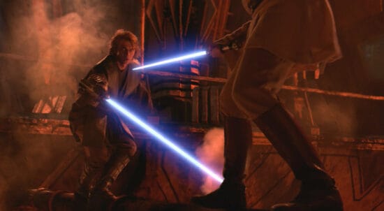 Disney réédite discrètement le sabre laser préféré des fans 7 obi wan kenobi (droite) et anakin skywalker (gauche) duel au sabre laser sur mustafar