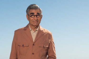 Eugene Levy revient à la télévision en tant qu'animateur de "The Reluctant Traveler". - 5