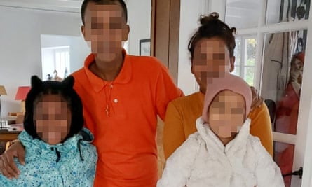 Home Office exhorté à réunir la famille érythréenne séparée alors qu'ils montaient à bord du bateau | Immigration et asile 1 Image pixélisée de la famille