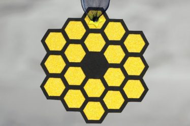 Télescope spatial James Webb : créez une décoration DIY pour votre sapin de Noël - 12