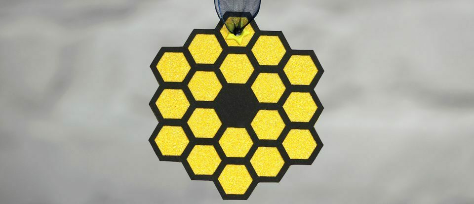 Télescope spatial James Webb : créez une décoration DIY pour votre sapin de Noël 2 Télescope spatial James Webb : créez une décoration DIY pour votre sapin de Noël - 1