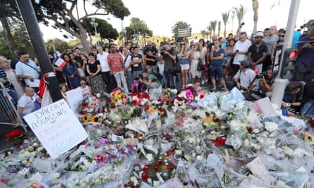 Huit reconnus coupables dans le procès de l'attentat terroriste du 14 juillet | Attaque de camion le jour de la Bastille 1 Les gens se rassemblent autour d'un mémorial de fortune en juillet 20216 pour rendre hommage aux victimes de l'attentat du front de mer de Nice