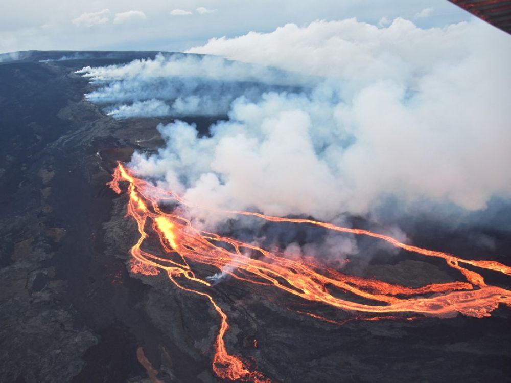 Des images impressionnantes de l'éruption du plus grand volcan actif du monde 2 Des images impressionnantes de l'éruption du plus grand volcan actif du monde - 1