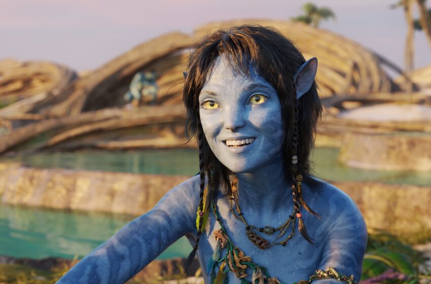 La Voie de l'eau dépasse le milliard de dollars au box-office mondial 3 Kiri (Sigourney Weaver) dans le film AVATAR : LE CHEMIN DE L'EAU de 20th Century Studios. Photo reproduite avec l'aimable autorisation de 20th Century Studios. © 2022 20th Century Studios. Tous droits réservés.
