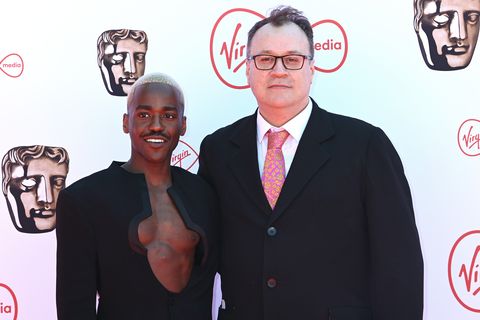 Ncuti Gatwa et Russell T Davies aux BAFTAs 2021 ncuti gatwa et russell t davies aux baftas 2021
