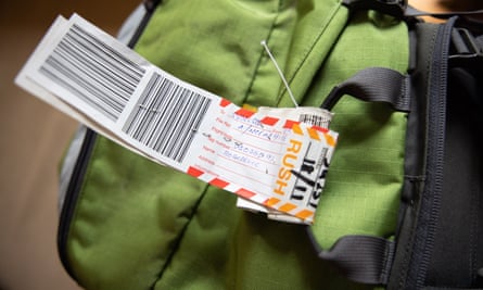 Étiquette sur les bagages verts