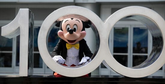 Les fans demandent un changement du nouveau niveau d'abonnement à Disney+. 3 Le 100e anniversaire de Disney avec Mickey Mouse