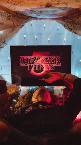 Les meilleures séries Netflix de tous les temps : Les 5 séries à succès les plus recommandées par les sites web experts 3 Stranger Things à la télé