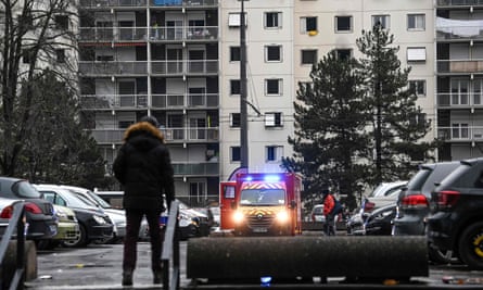Les procureurs français enquêtent sur l'incendie de Lyon dans lequel 10 personnes sont mortes | France 1 Un véhicule de pompier stationné devant l'immeuble de sept étages à Vaulx-en-Velin où 10 personnes sont mortes